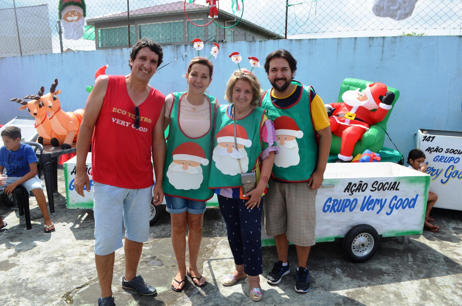 3%20 %20Daisy%20Godoy%20e%20os%20filhos%2C%20organizadores%20da%20festa%20de%20Natal