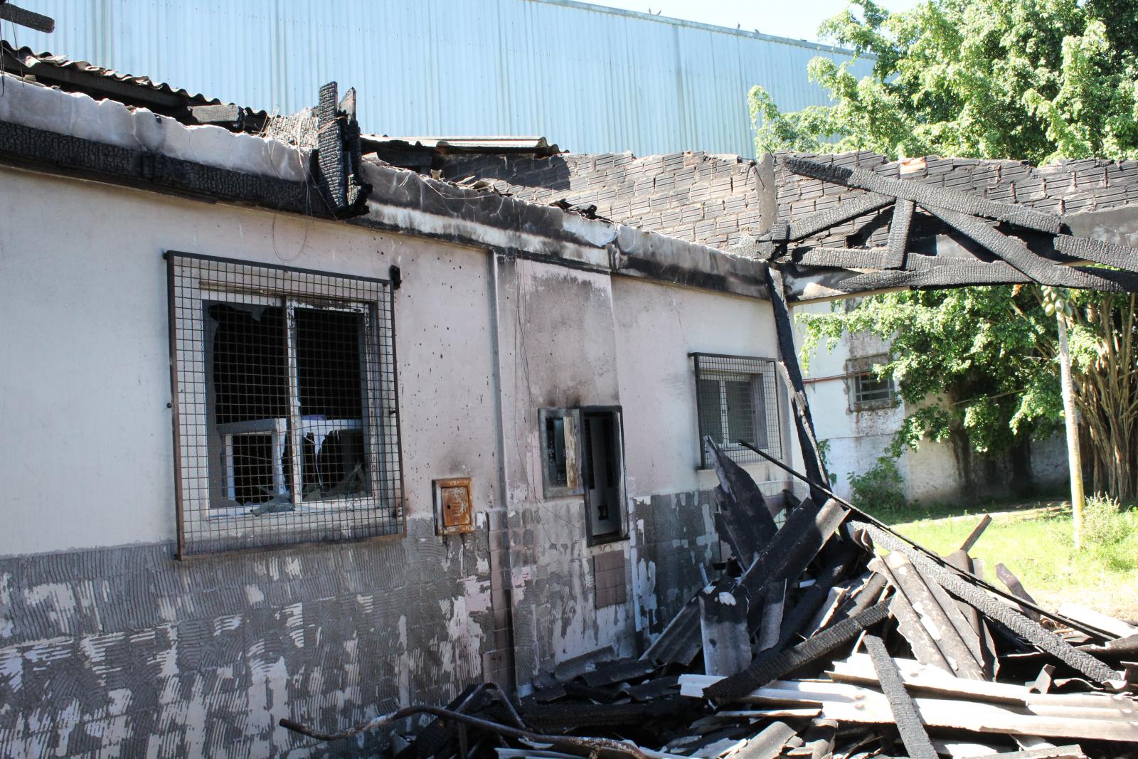 FOTO%203%20escola%20Sully%20incendio%20(4)