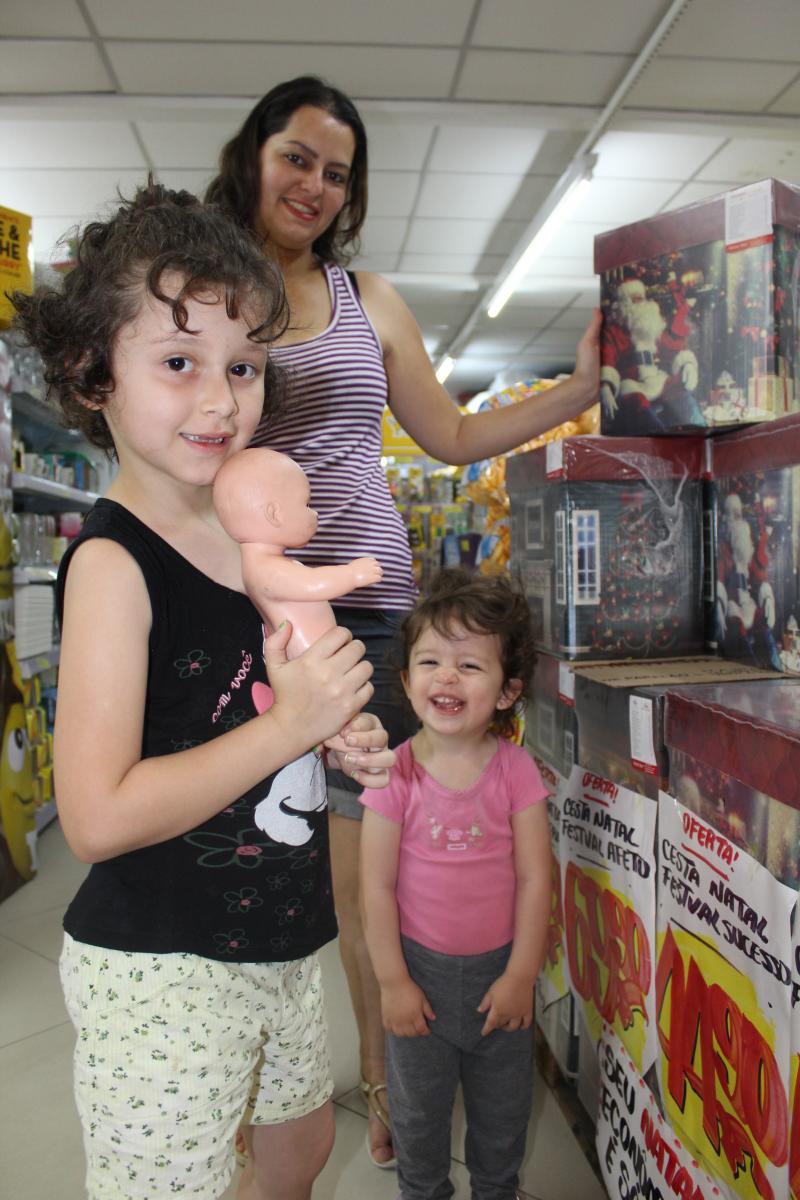 foto%201 %20silvia%20e%20filhas%20pesquisa%20cesta%20de%20produtos%20de%20natal%20(1)