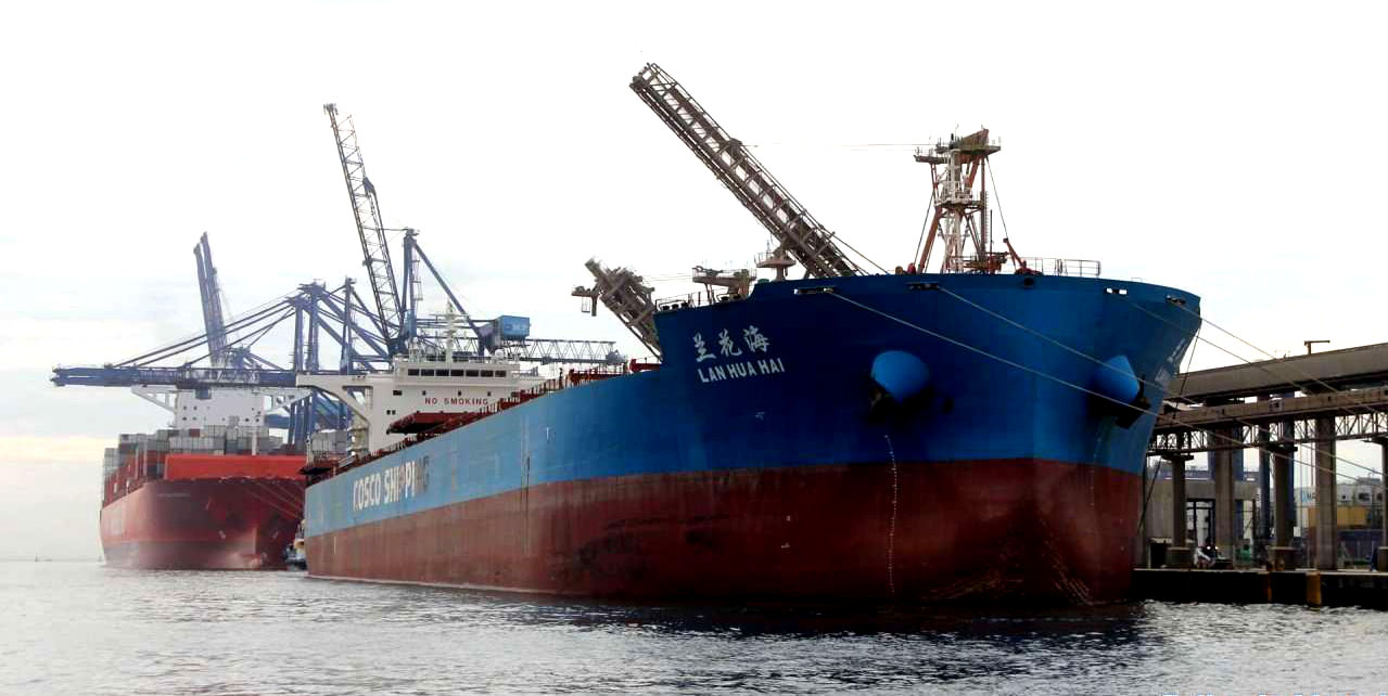 navio no porto de paranaguá