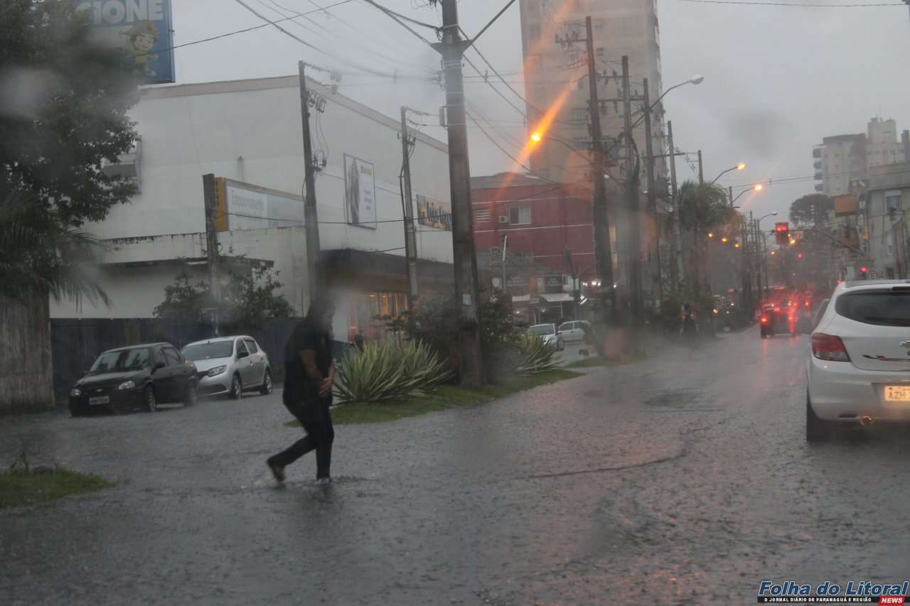 Forte chuva alaga ruas no centro e causa transtornos à população