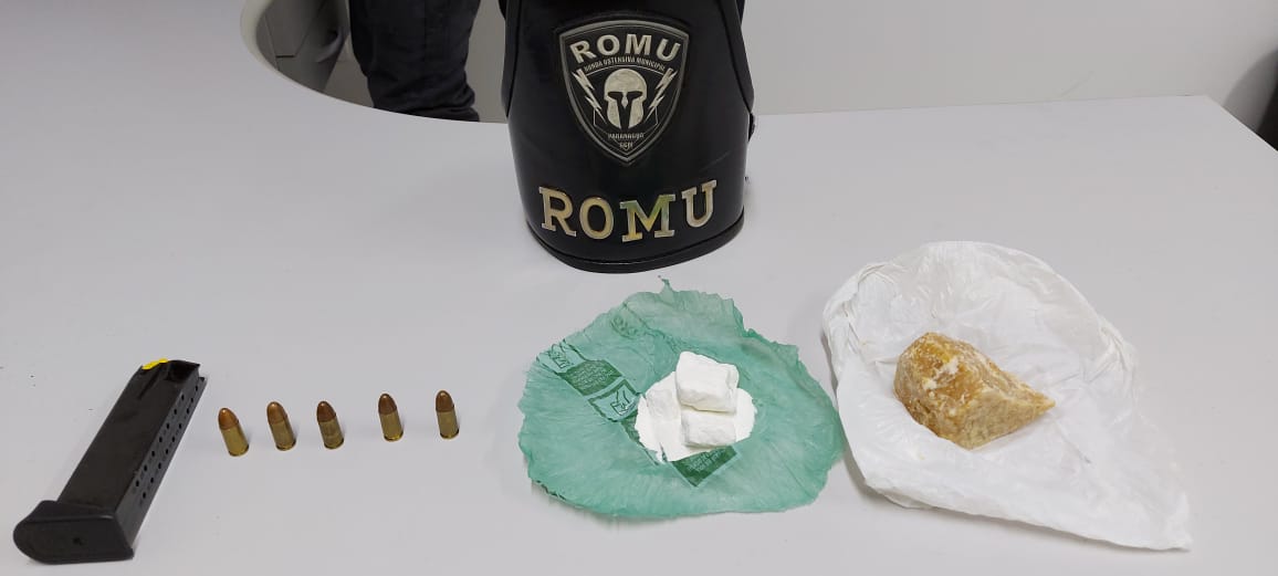 Após confronto armado, ROMU apreende carregador de pistola e drogas na Ilha dos Valadares