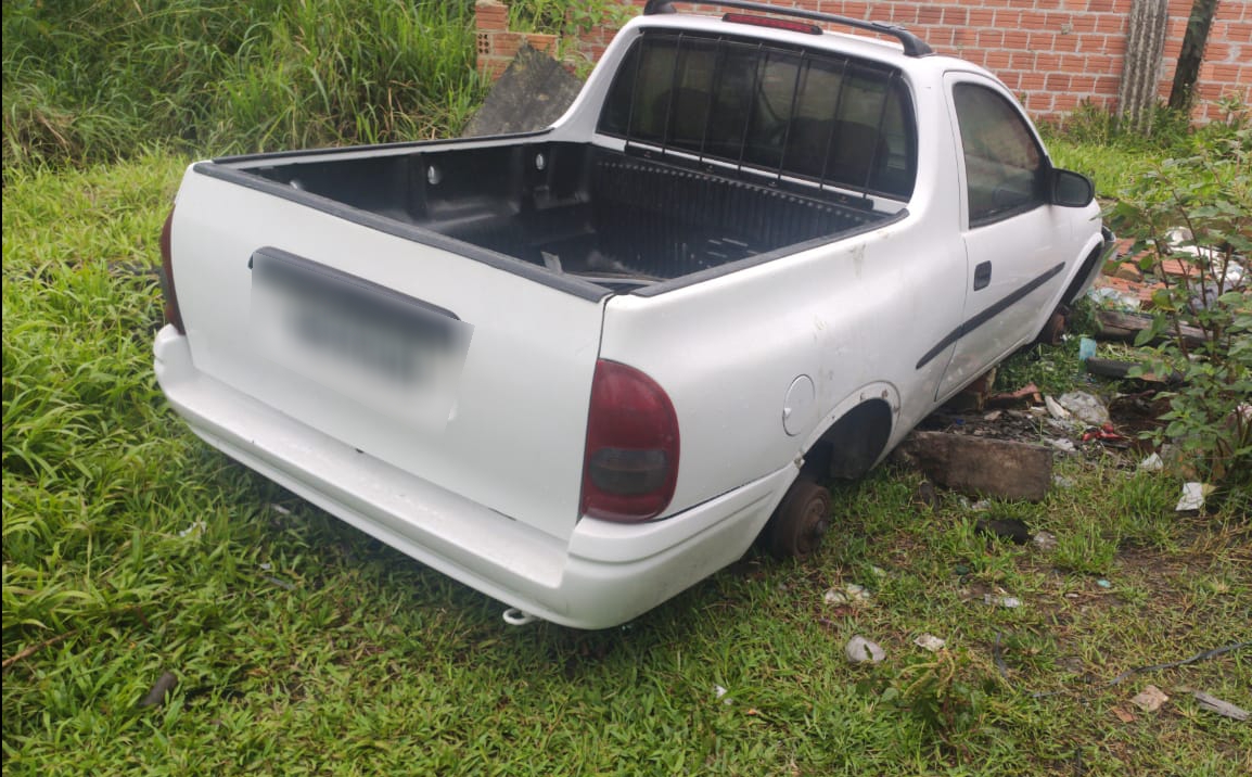Carro furtado é encontrado depenado no Parque São João