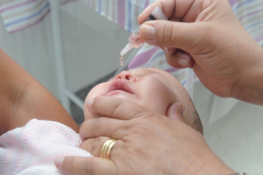 Crianças precisam ser vacinadas contra pólio e demais doenças graves