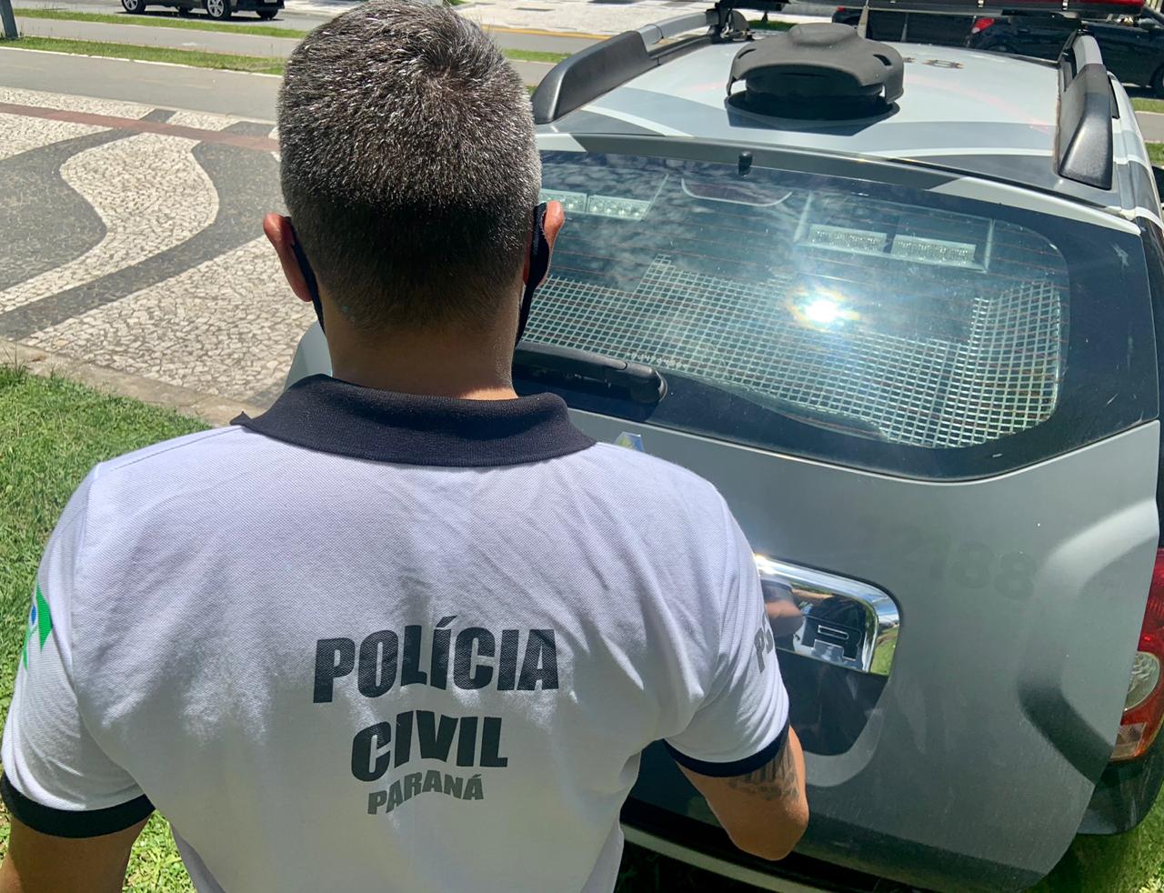 A Polícia Civil do Paraná (PCPR) prendeu em flagrante um homem, de 32 anos, por agressão contra o próprio pai, na sexta-feira (25), em Guaratuba, no Litoral do Estado. O crime ocorreu durante uma confraternização em família. O homem estava fazendo uso de álcool e, após uma discussão, agrediu o pai, um idoso de 64 anos. A vítima imediatamente procurou a PCPR, ele apresentava visíveis lesões nos lábios. Os policiais civis que estão atuando no Verão Consciente foram até a casa, onde a vítima mora com o filho, e prenderam o agressor em flagrante. O idoso relatou aos policiais civis que é agredido pelo filho sempre que o mesmo faz uso de álcool. O suspeito foi autuado por lesão corporal e violência doméstica.