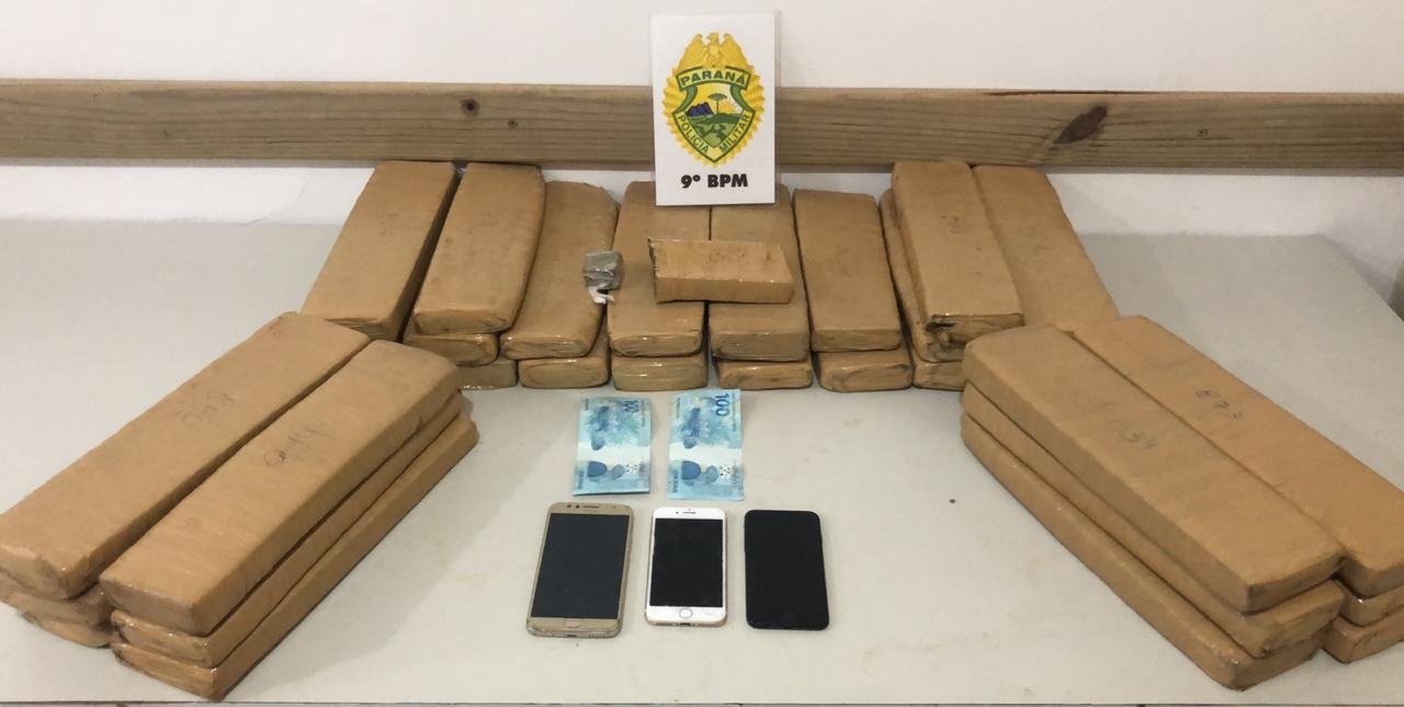 Policiais de folga surpreendem trio que transportava quase 30 Kg de maconha