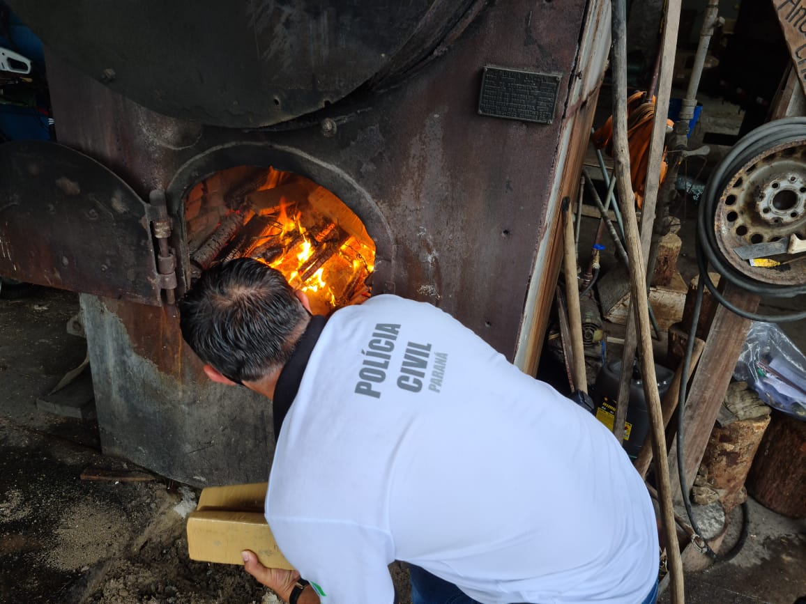 Polícia incinerando drogas