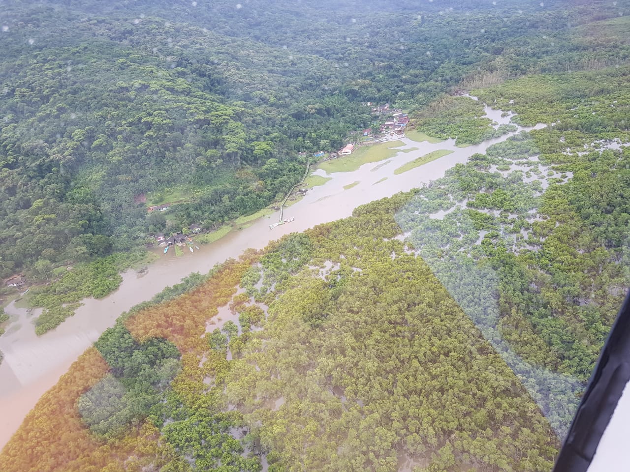 Bombeiros e Defesa Civil sobrevoam região atingida por forte temporal no litoral