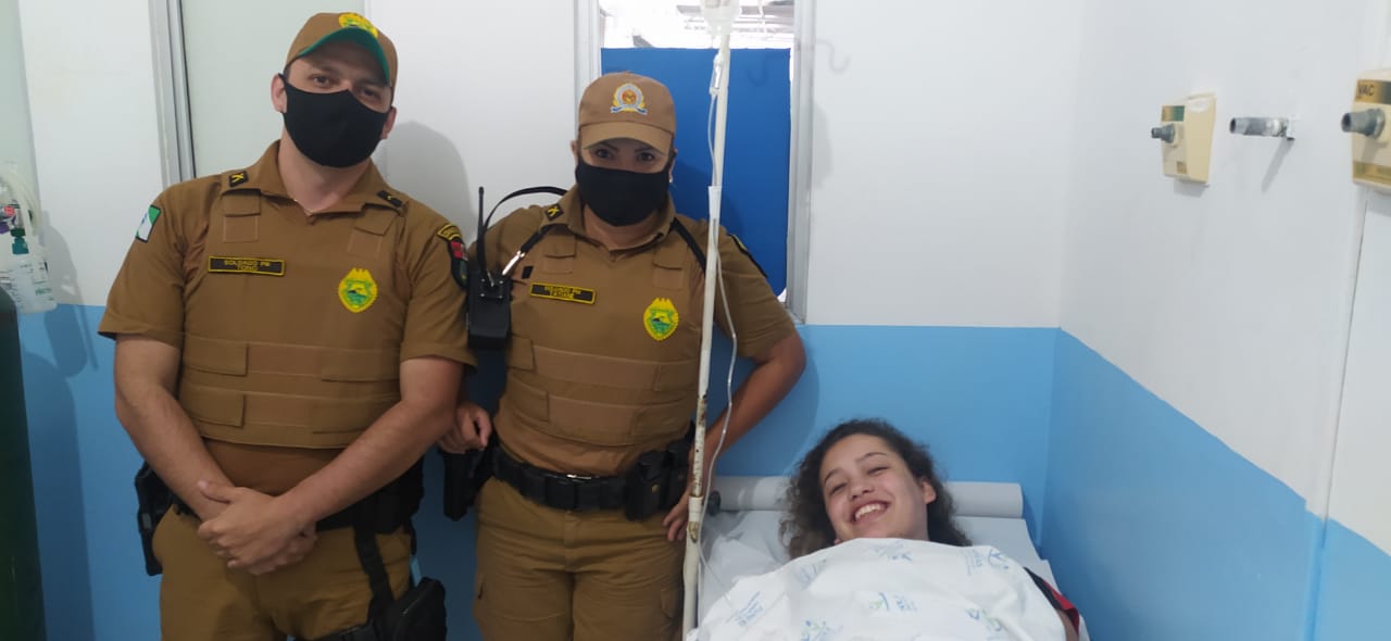 Vítima de queda recebe apoio de policiais militares para chegar rapidamente em pronto socorro de Pontal do Paraná