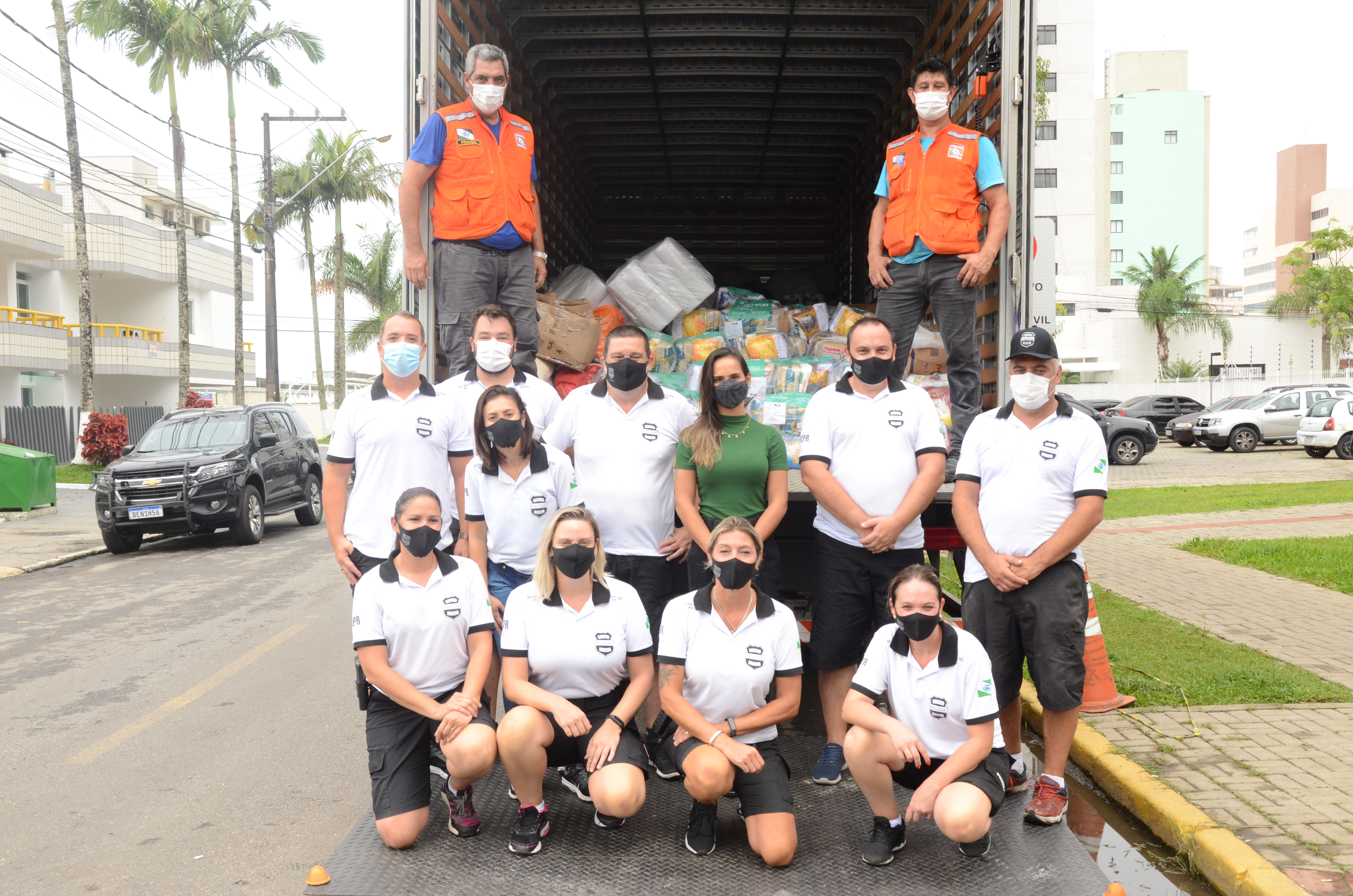 Equipe que arrecadou mantimentos