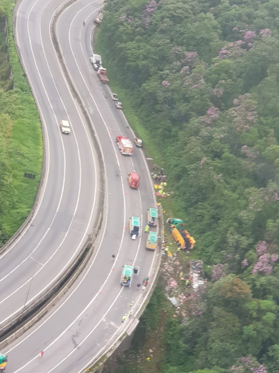 Acidente com ônibus de turismo deixa ao menos 10 mortos na BR-376, em Guaratuba