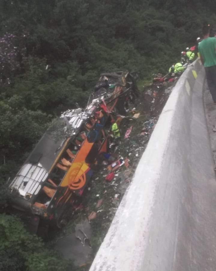 Grave acidente com ônibus de turismo é registrado na BR-376 entre Garuva e Guaratuba