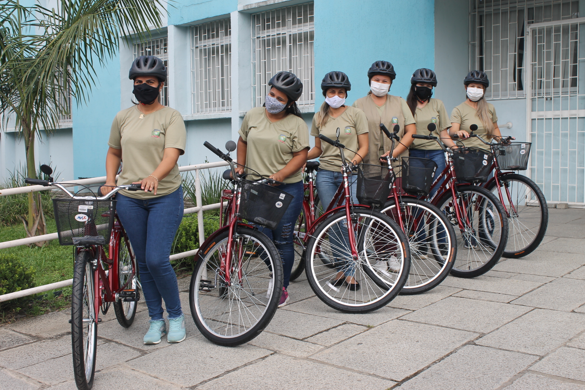 Entrega simbólica das bicicletas aconteceu em frente à sede da Secretaria Municipal de Saúde