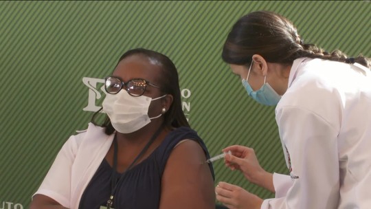 Enfermeira de São Paulo é a primeira vacinada contra a Covid-19 no Brasil