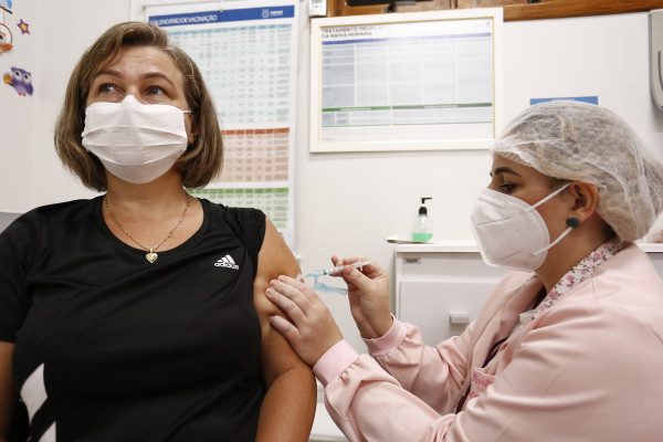 Vacinas já chegaram a 399 municípios do Paraná