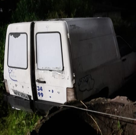 O furgão estava abandonado em um acesso, na lateral de um pátio de contêineres, na Vila São Jorge