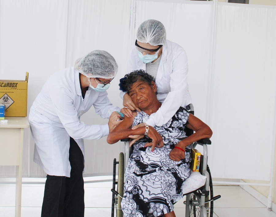 Moradores no Lar dos Idosos Perseverança recebem 1.ª dose da vacina contra a Covid-19