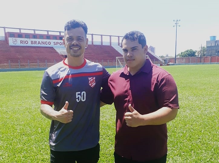   Bernardo e o diretor de futebol, Lucas Santos. Jogador é o novo reforço do Leão da Estradinha 