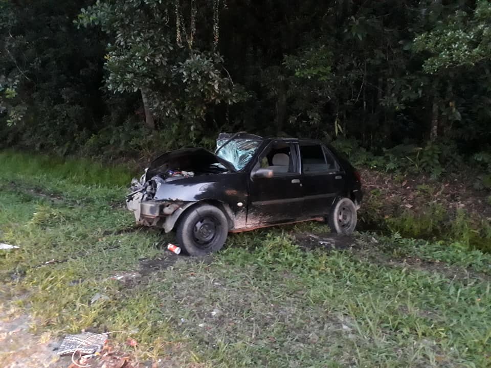 Dentro do Ford Fiesta estavam cinco pessoas. Uma das passageiras, de 34 anos, ficou gravemente ferida 