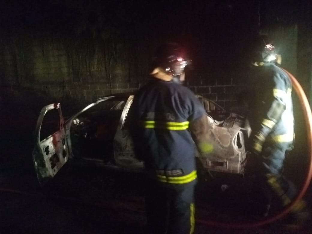 Bombeiros apagam fogo em carro