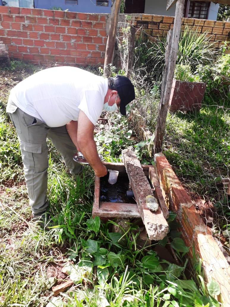 Paraná registra 425 novos casos de dengue 2 Equipes da vigilância municipal percorreram cerca de 150 quarteirões da cidade com limpeza, remoção de criadouros e aplicação de inseticida com equipamento costal.