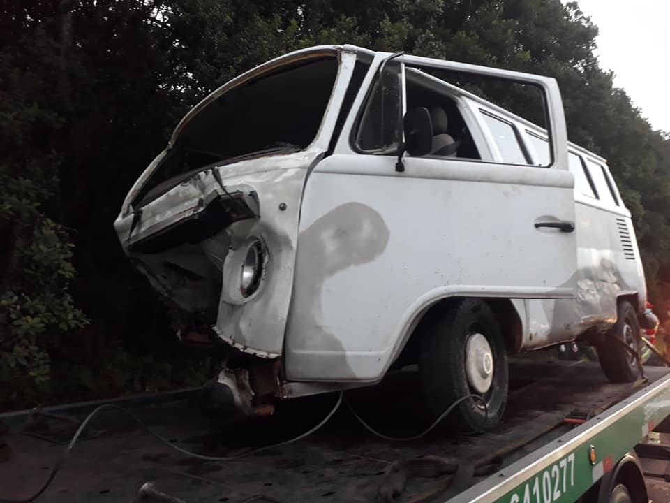  Uma mulher, de 40 anos, que estava na VW Kombi, ficou gravemente ferida. Ela sofreu amputação de membros inferiores e segue internada no Hospital Regional 