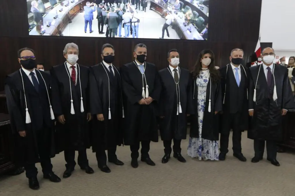 Desembargadores presentes na cerimônia de posse (Foto: TJPR)