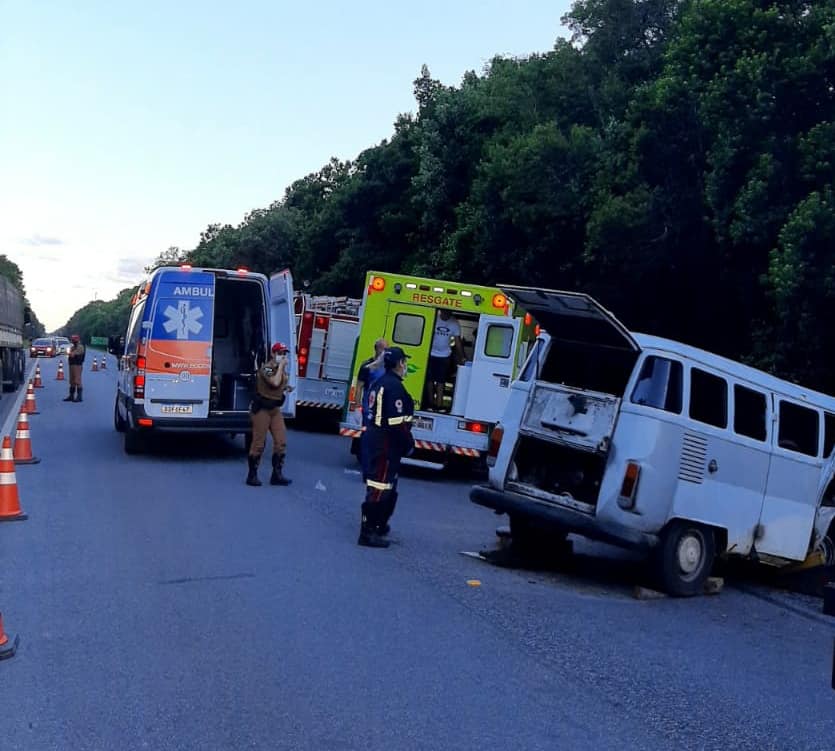  O acidente aconteceu na altura do KM 9, da PR-407. Uma VW Kombi e um Ford Fiesta bateram de frente 