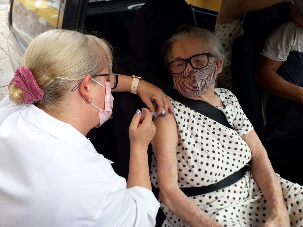 Pessoas com idade acima dos 89 anos começam a ser vacinadas em Paranaguá