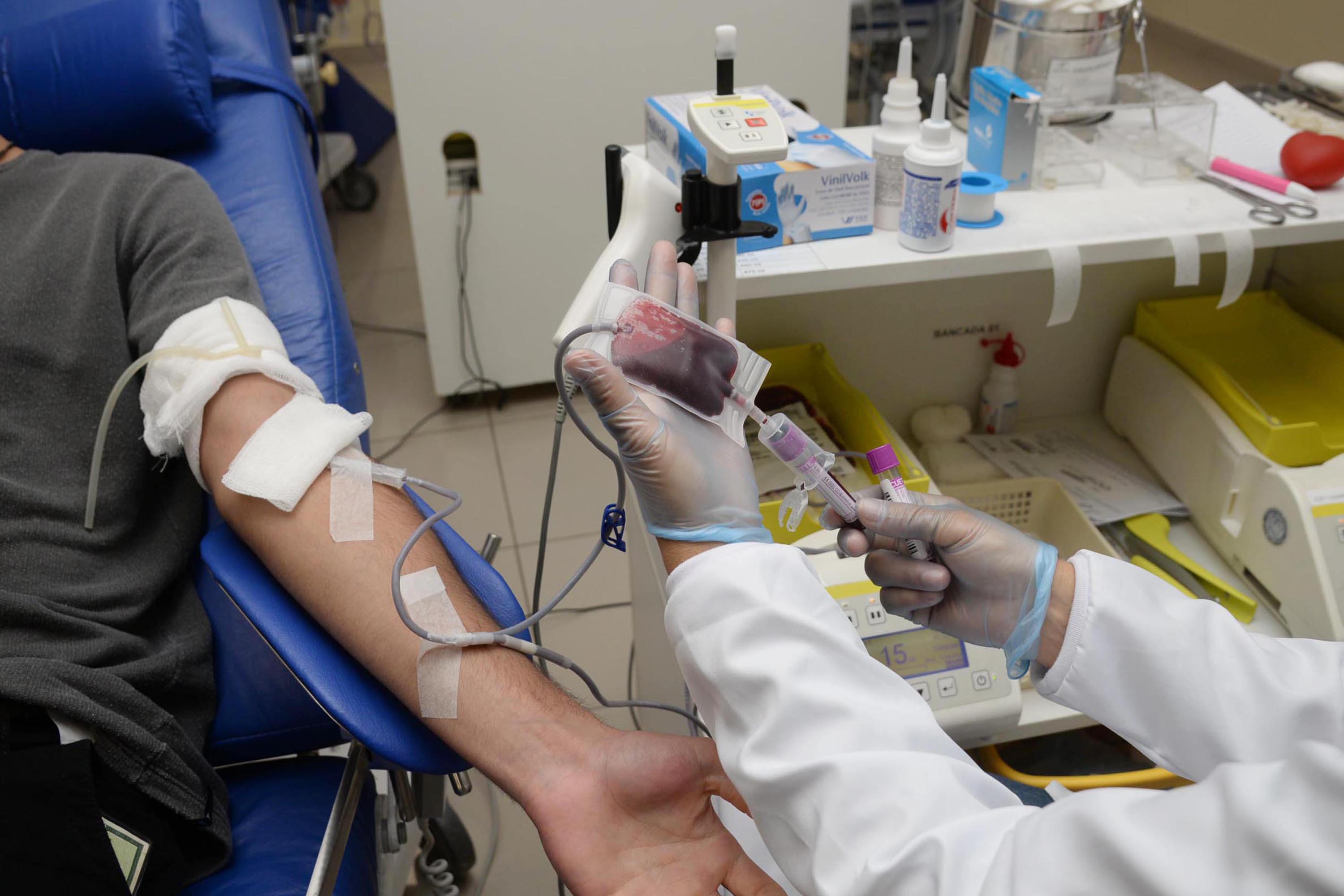 Pessoas vacinadas contra a Covid-19 podem doar sangue, esclarece Hemepar