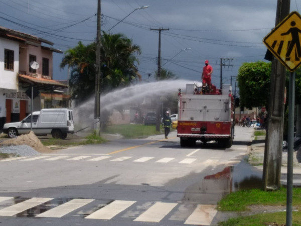 Corpo de Bombeiros controla incêndio em bueiros no Porto dos Padres