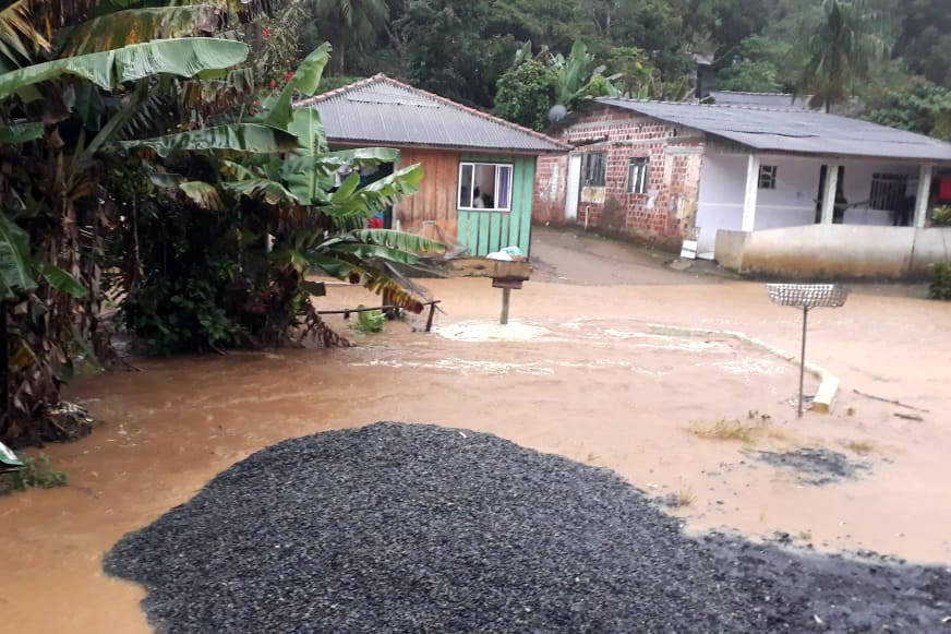Chuvas afetam 4,5 mil pessoas na RMC e no litoral
