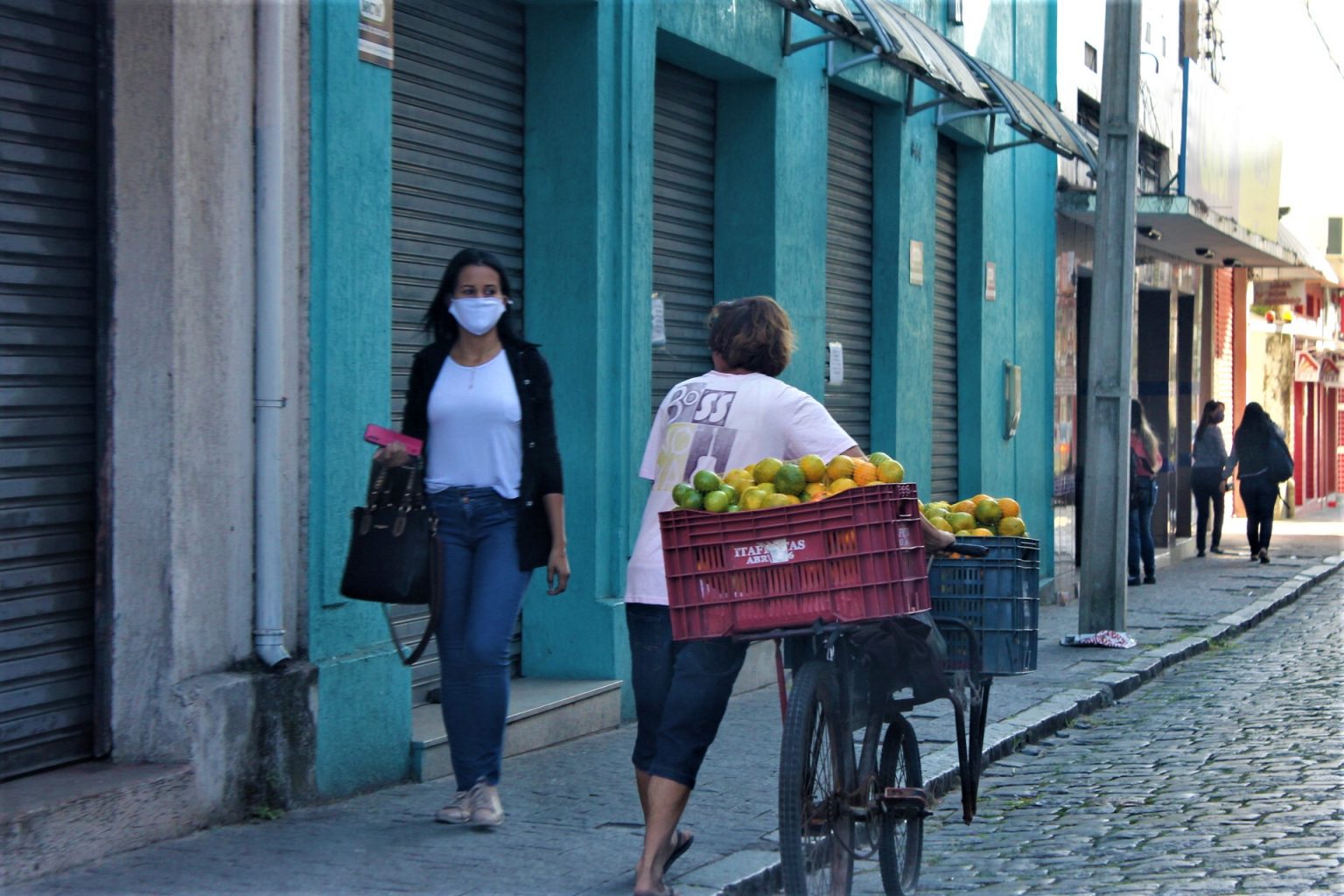  Imunizado terá que prosseguir com as medidas preventivas contra a doença, entre elas o uso de máscara (Foto: Arquivo)