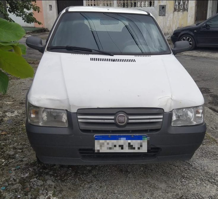 O carro, um Fiat Uno, cor branca, foi encontrado abandonado, com as chaves na ignição, na Rua Cosme e Damião, no Parque São João.