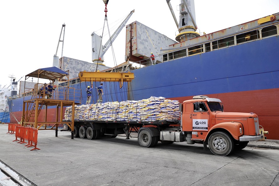 Novo lote de fubá em sacas é embarcado no Porto de Paranaguá. Produto abre tendência para embarque de outros produtos alimentícios em sacas, na modalidade conhecida como break bulk ou carga geral. São 247.200 sacas, de 25 quilos cada, que têm como destino o Porto de Matadi, na República Democrática do Congo. - Paranaguá, 03/02/2021  -  Foto: Claudio Neves/Portos do Paraná