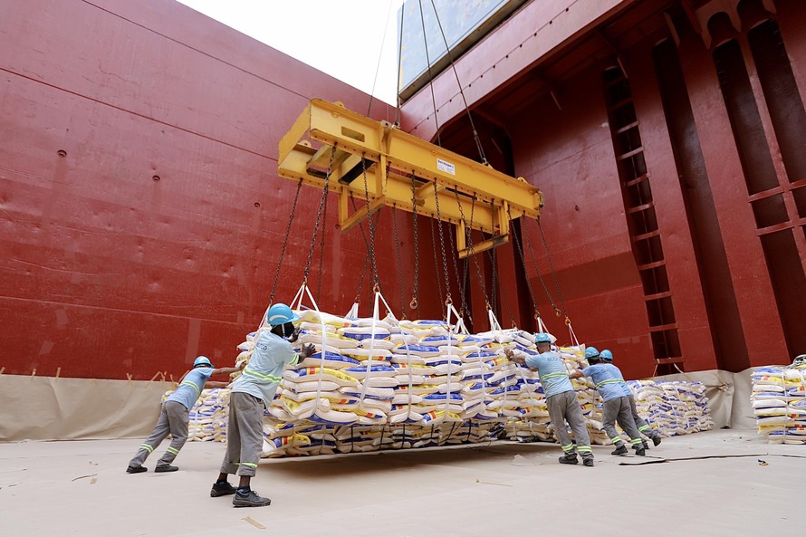 Novo lote de fubá em sacas é embarcado no Porto de Paranaguá. Produto abre tendência para embarque de outros produtos alimentícios em sacas, na modalidade conhecida como break bulk ou carga geral. São 247.200 sacas, de 25 quilos cada, que têm como destino o Porto de Matadi, na República Democrática do Congo. - Paranaguá, 03/02/2021  -  Foto: Claudio Neves/Portos do Paraná