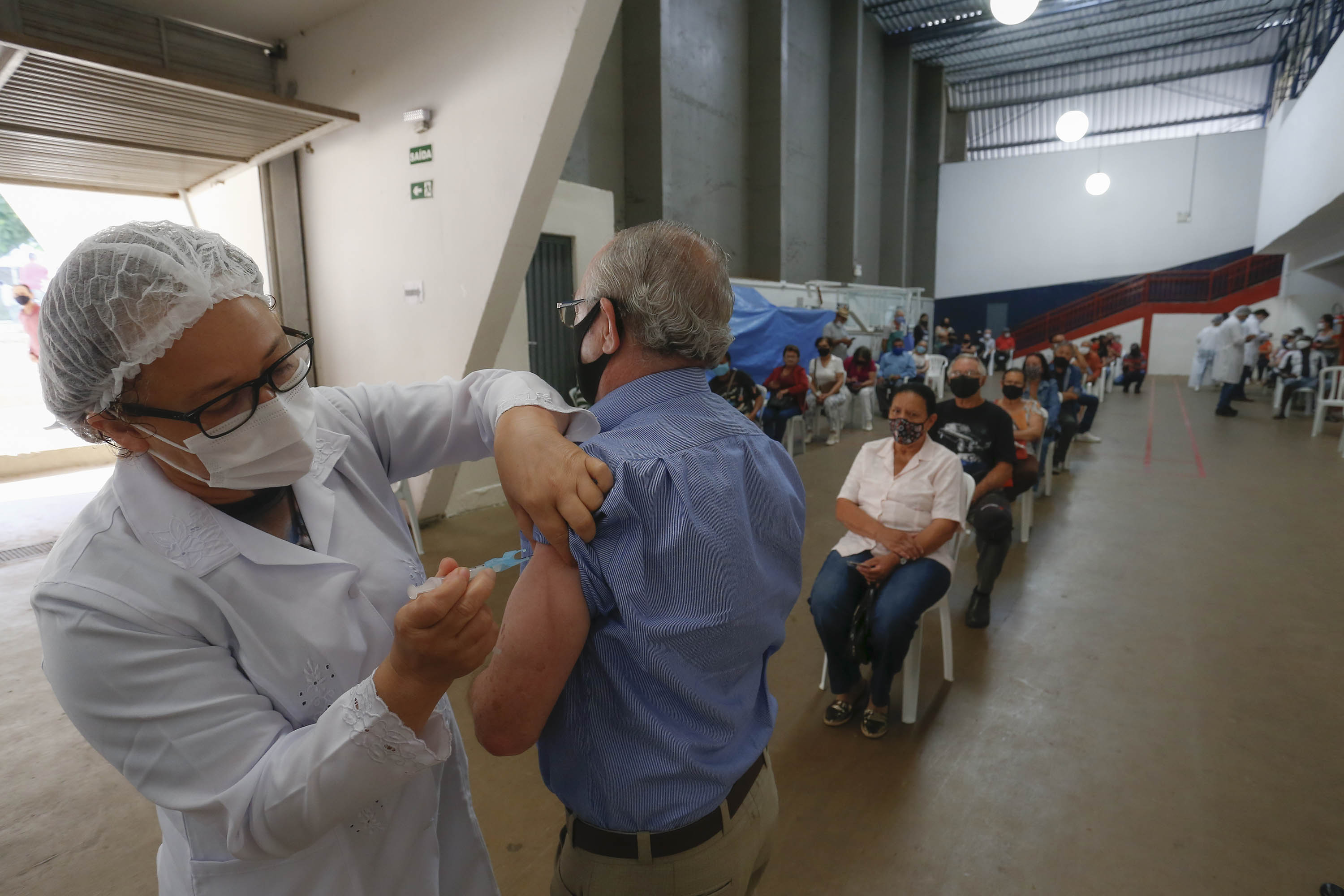 Até a tarde de ontem, 933.834 pessoas dos grupos prioritários já haviam sido vacinadas no Paraná (Foto: Jonathan Campos/AEN)