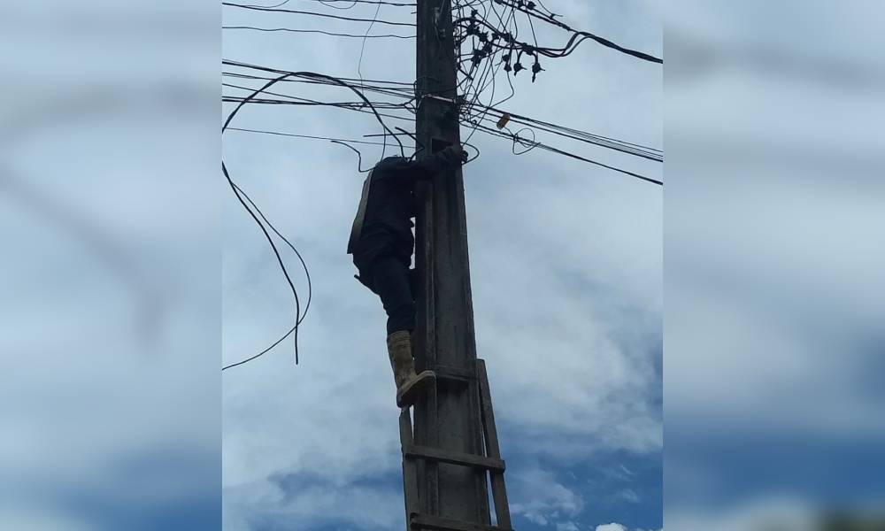 Dupla é flagrada furtando fios da rede elétrica em Guaratuba