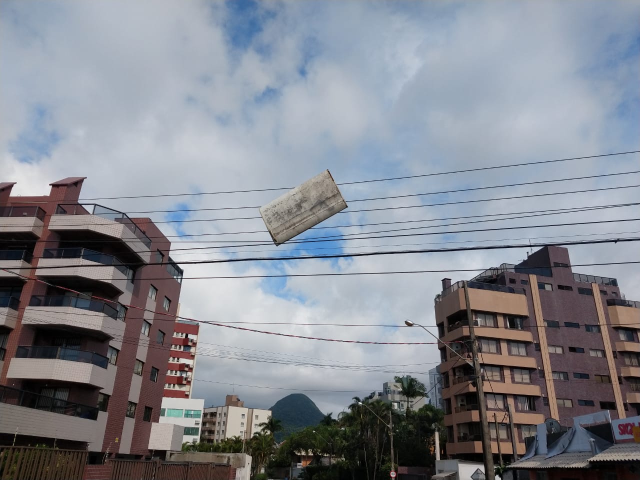 Na manhã de segunda-feira, 15, os donos dos quiosques foram verificar os estragos deixados pelo evento meteorológico.