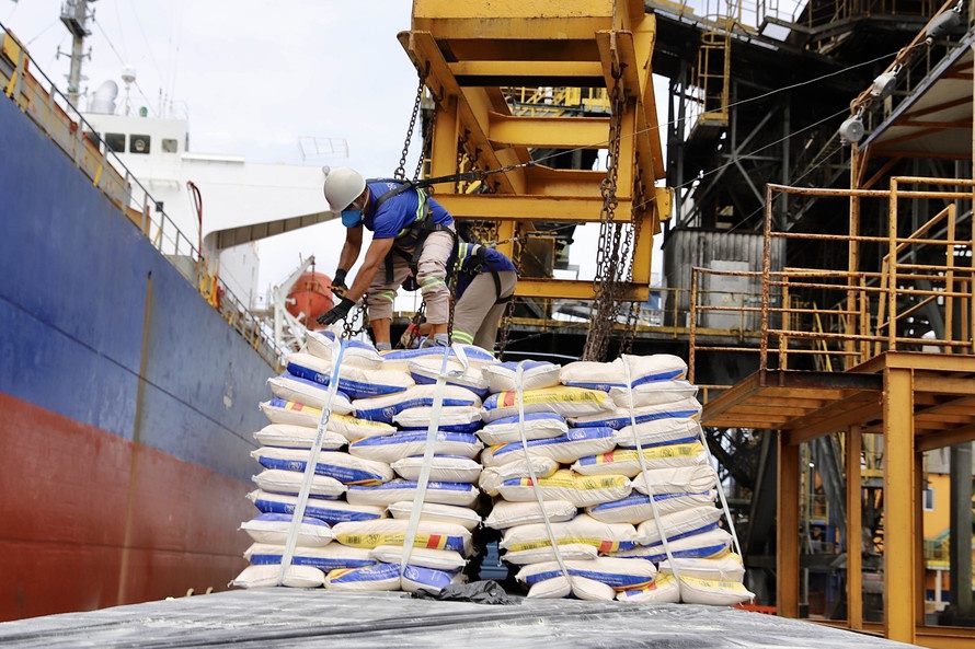 Novo lote de fubá em sacas é embarcado no Porto de Paranaguá. Produto abre tendência para embarque de outros produtos alimentícios em sacas, na modalidade conhecida como break bulk ou carga geral. São 247.200 sacas, de 25 quilos cada, que têm como destino o Porto de Matadi, na República Democrática do Congo. - Paranaguá, 03/02/2021  -  Foto: Claudio Neves/Portos do Paraná