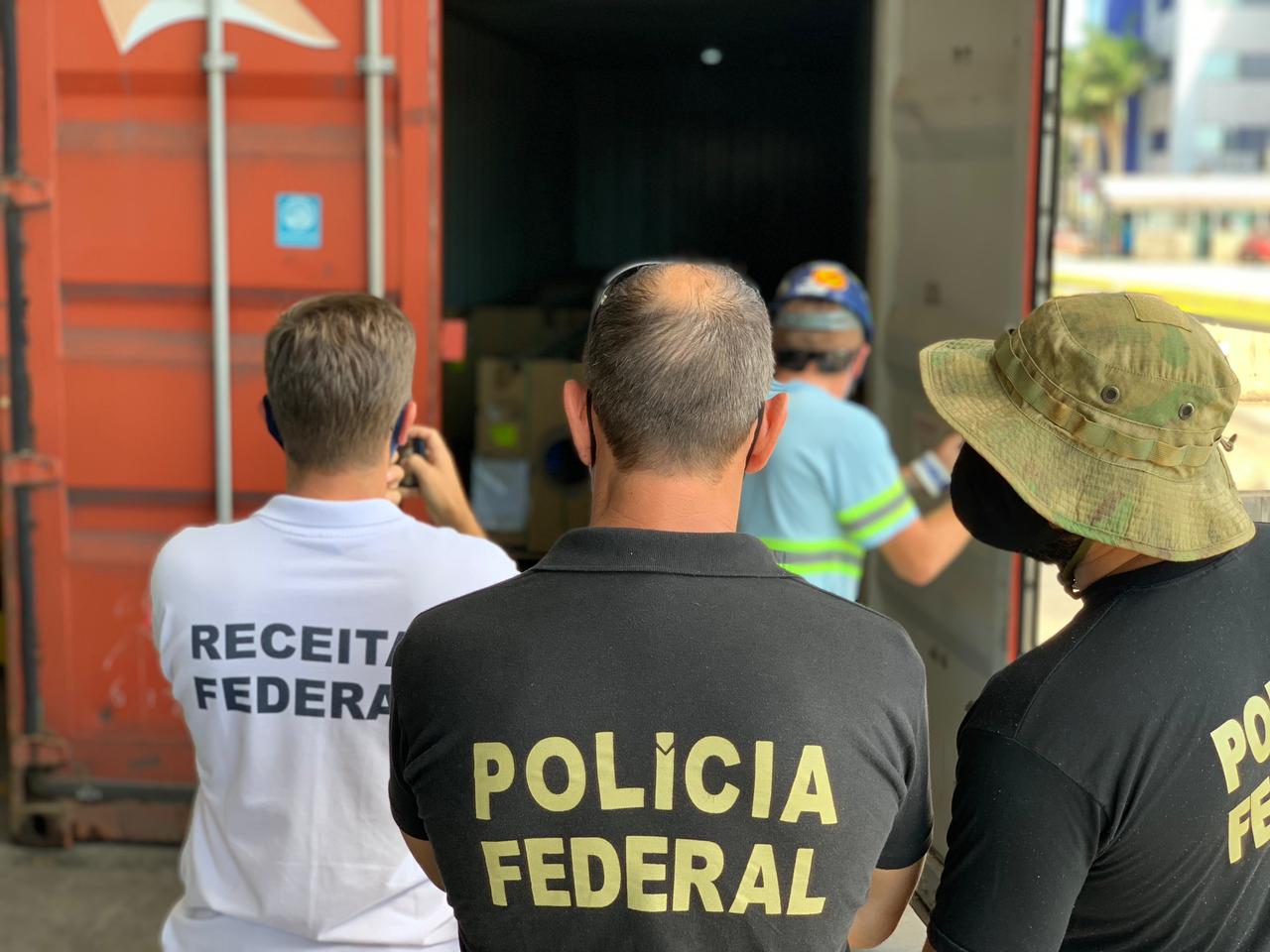 Polícia Federal, Receita Federal e IBAMA fiscalizam contêineres no Porto de Paranaguá
