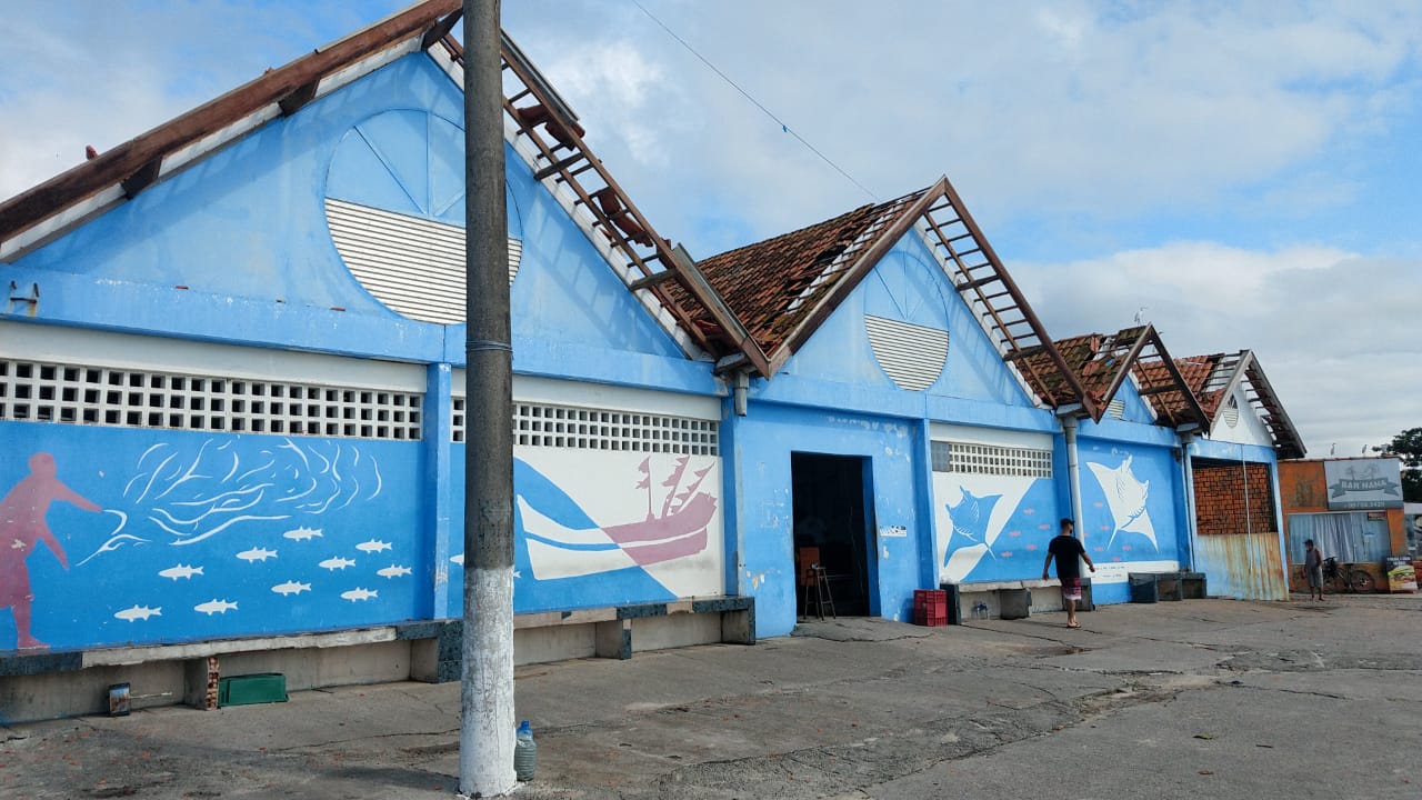 Na manhã de segunda-feira, 15, os pescadores se uniram e foram aos poucos tentando consertar os estragos causados pelo vendaval para que possam continuar trabalhando nos boxes do Mercado do Peixe.