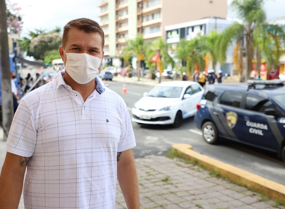 “A aplicação da segunda dose continua e estamos ansiosos aguardando mais lotes para continuar a vacinação de pessoas com idade a partir de 68 anos e, quem sabe, baixar ainda mais essa faixa etária. É sempre de imediato: quando novos lotes da vacina chegam, montamos uma força tarefa com equipes atuando no drive-thru, no interior da Estação Ferroviária e em todo o entorno para vacinarmos o maior número de parnanguaras possível”, informou o prefeito Marcelo Roque.