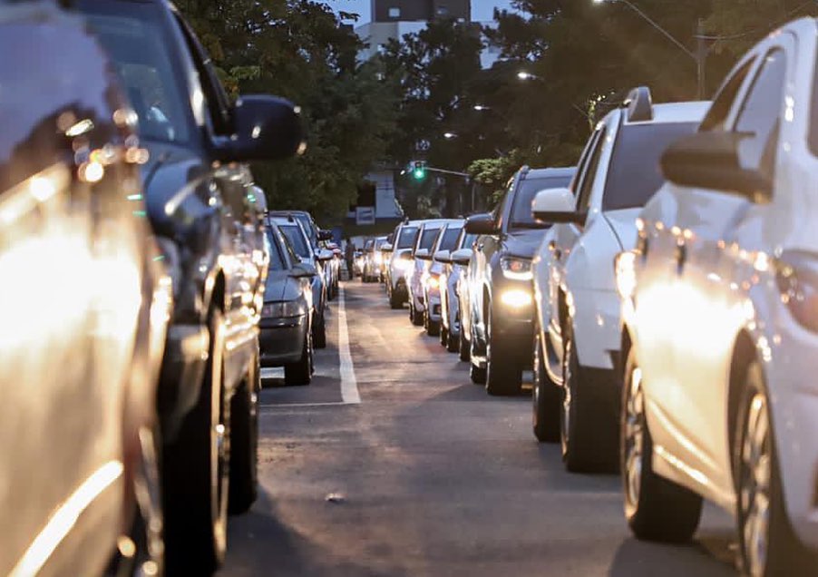 A vacinação aconteceu no sistema “drive thru” no Centro de Paranaguá