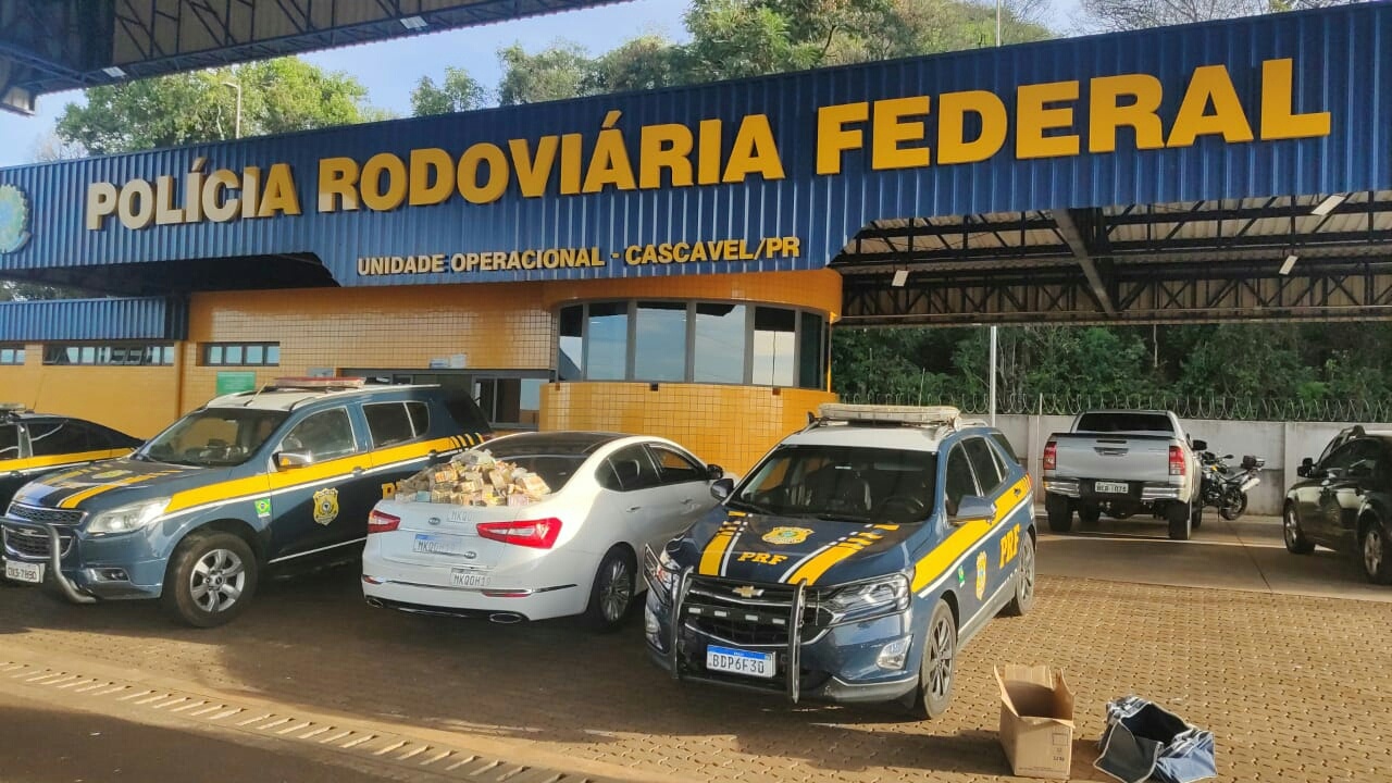 Casal transportava mais de R$ 1 milhão dentro de um carro no Paraná