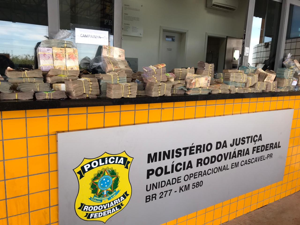 O dinheiro foi encontrado dentro de sacolas e de uma caixa de papelão, no interior de um veículo Kia Cadenza.