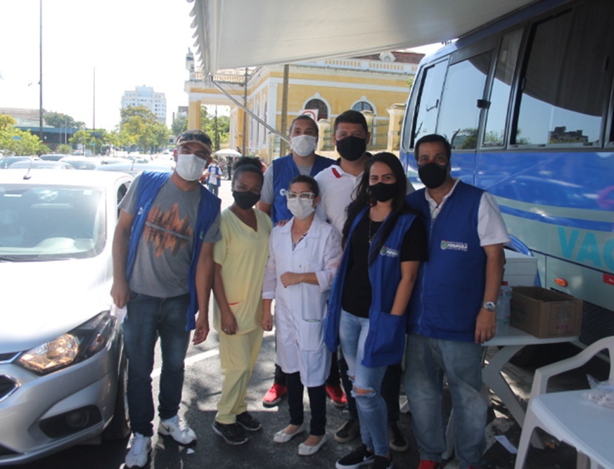 Uma das equipes do município que estão trabalhando no drive-thru trazendo esperança para a população