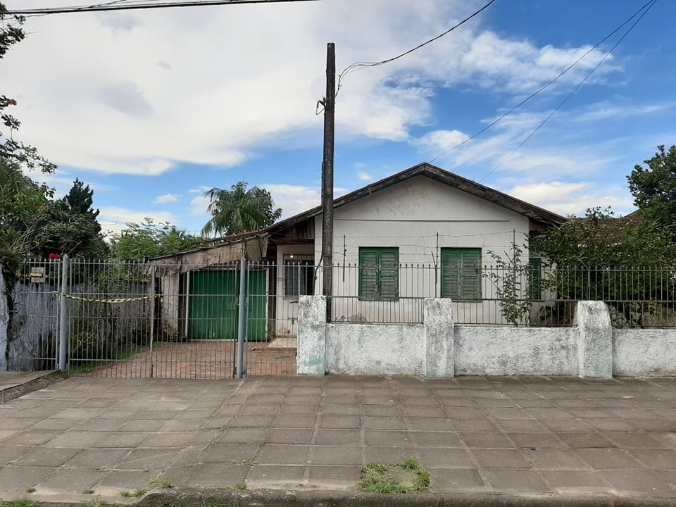 As idosas, violentamente agredidas, estavam em casa, no bairro Penha, em Antonina. Uma das vítimas ligava para a PM, quando foi surpreendida pelo suspeito