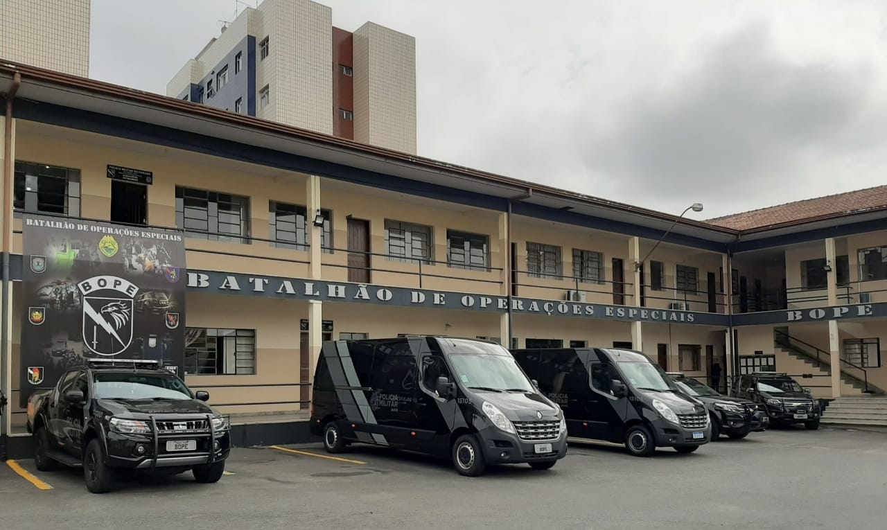 Equipes do Centro de Inteligência e do BOPE - Batalhão de Operações Especiais, da Polícia Militar do Paraná, deflagraram a segunda fase da Operação Rio. Foram cumpridos 17 mandados de busca e apreensão e 14 de prisão contra integrantes dos grupos criminosos, nas cidades de Paranaguá, Matinhos, Pontal do Paraná e Piraquara.