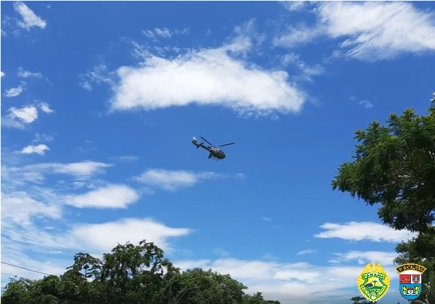 Após o cerco policial, que contou com o apoio de um helicóptero e uma lancha, “Carlinhos Jardineiro” foi preso. Ele tentou se esconder em um matagal, perto da casa do pai